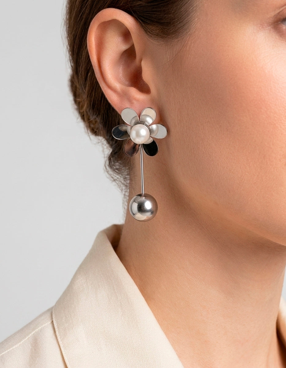 Aretes con baño de platino flor colgante de 5 pétalos y perla mabe asimétricos Festive Style