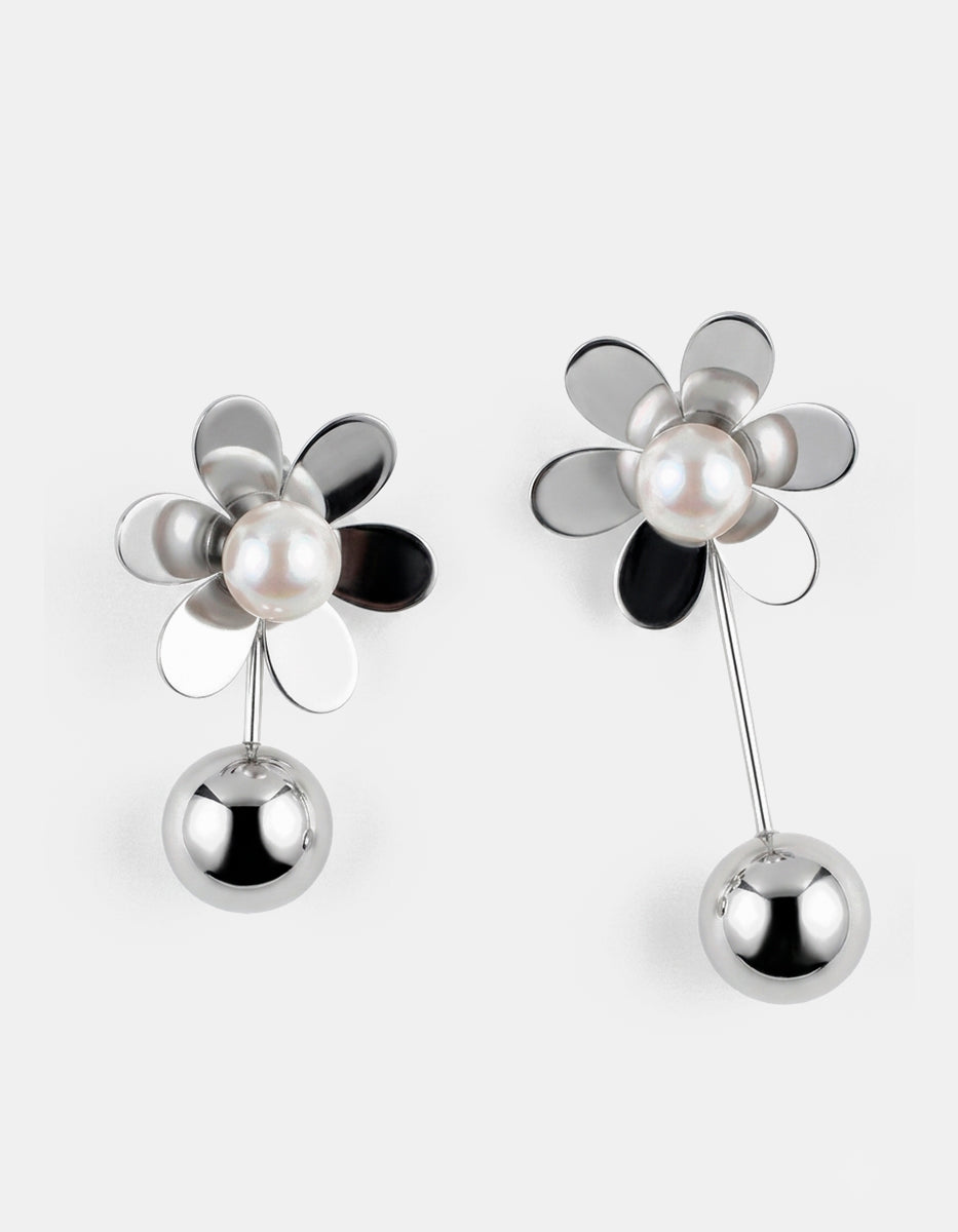 Aretes con baño de platino flor colgante de 5 pétalos y perla mabe asimétricos Festive Style
