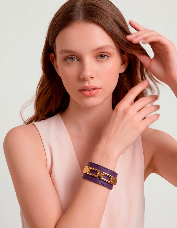 Pulsera de cuero púrpura con detalles en baño de oro