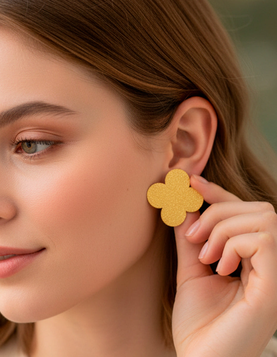 Aretes de gold-filled martelinados con 4 pétalos Golden Chic