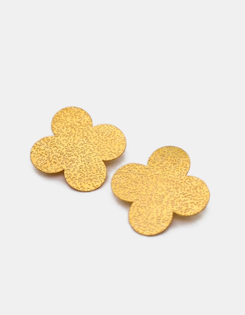 Aretes de gold-filled martelinados con 4 pétalos Golden Chic