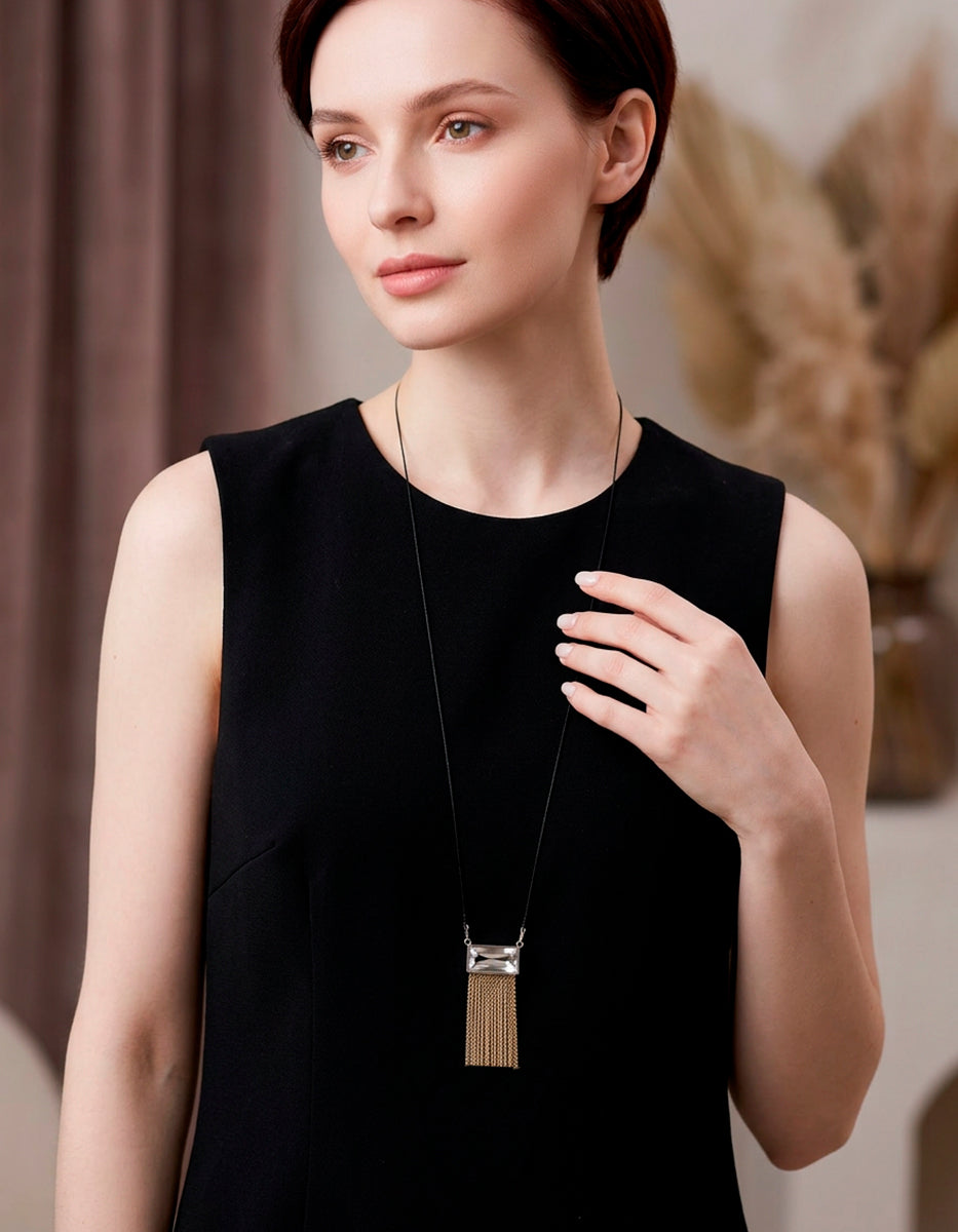 Collar rectangular con cristal de roca y flecos dorados