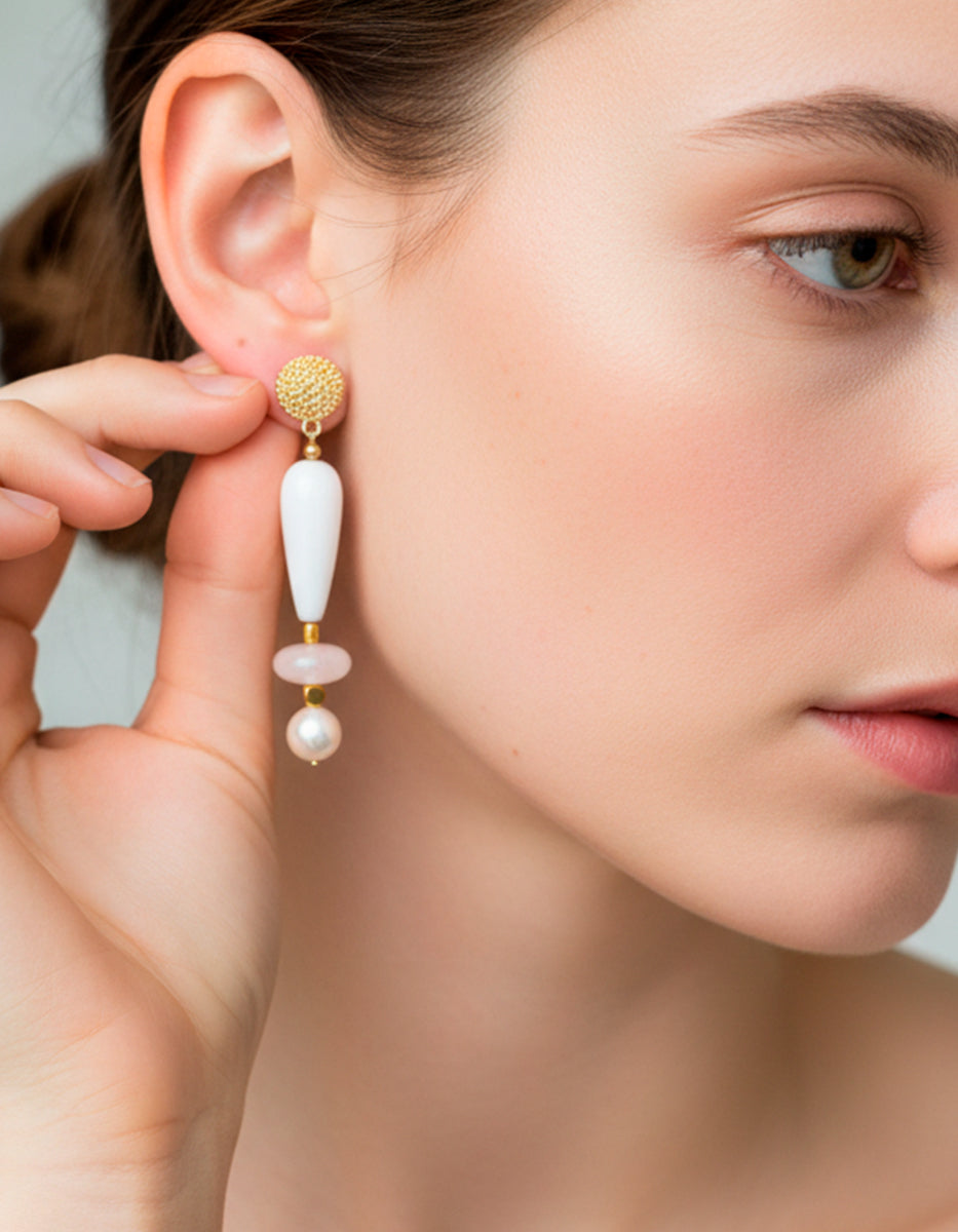 Aretes de bronce en baño de oro 22 kt con baquelita blanca, cuarzo rosa y perla