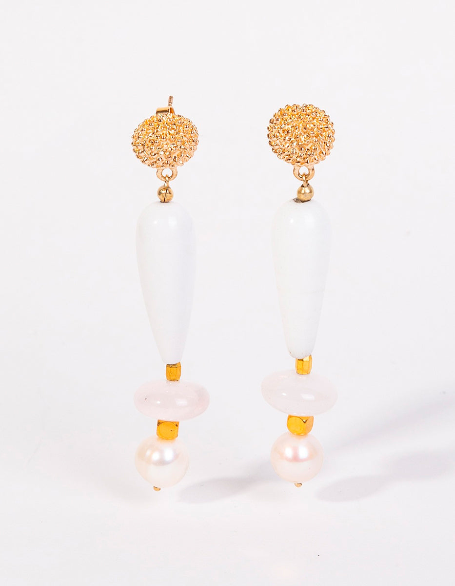 Aretes de bronce en baño de oro 22 kt con baquelita blanca, cuarzo rosa y perla