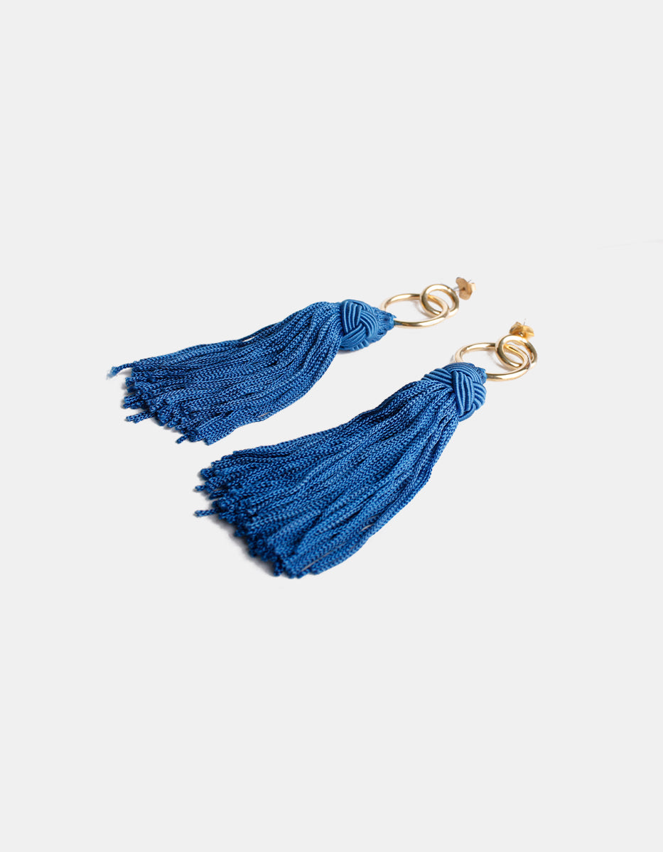 Aretes con doble aro y pompones azul Esplendida