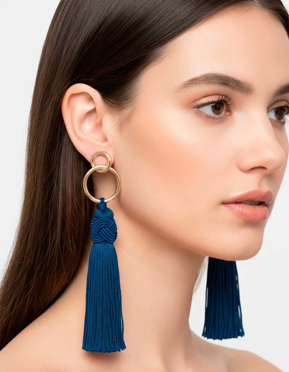 Aretes con doble aro y pompones azul Esplendida