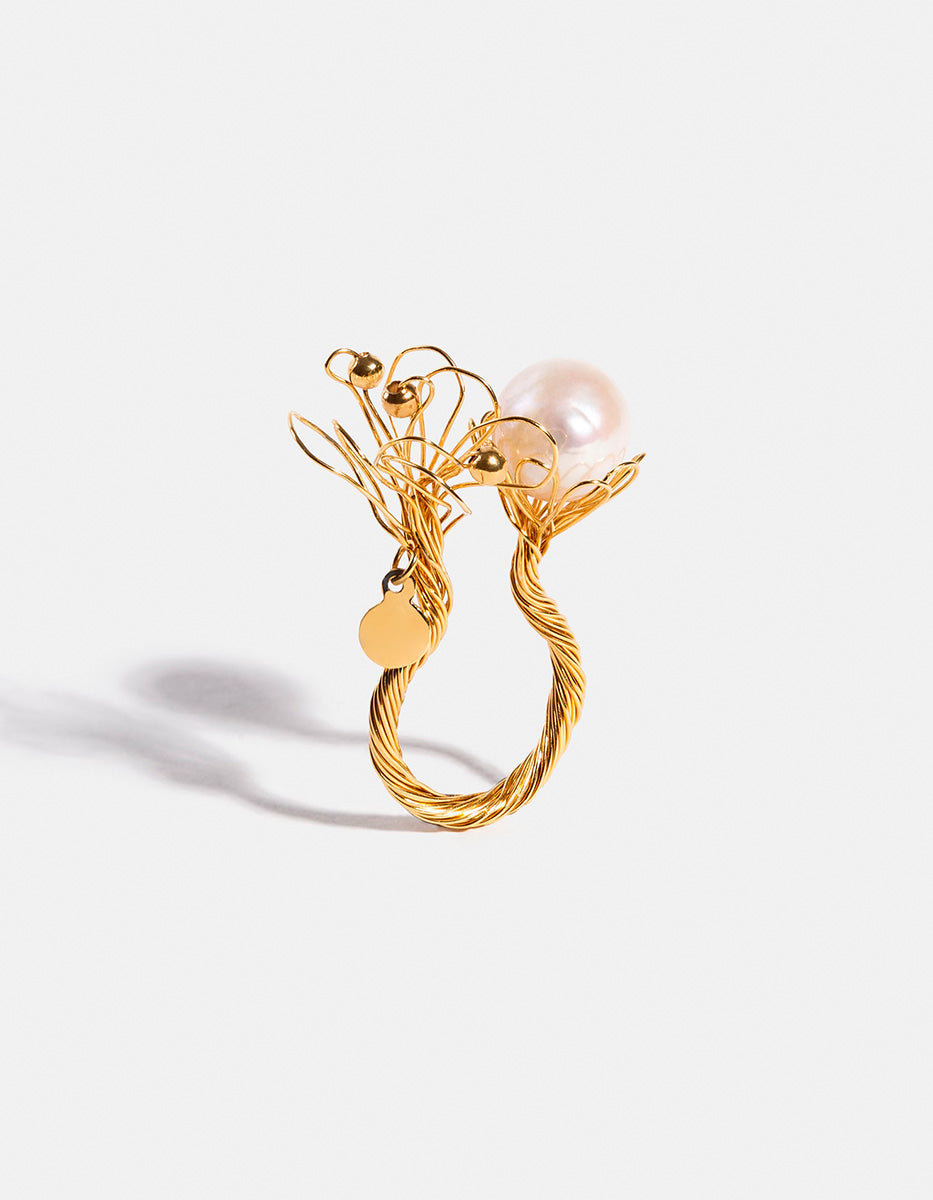 Anillo de Bronce con Baño de Oro 22kt y Perlas Mabé Gem of Queens