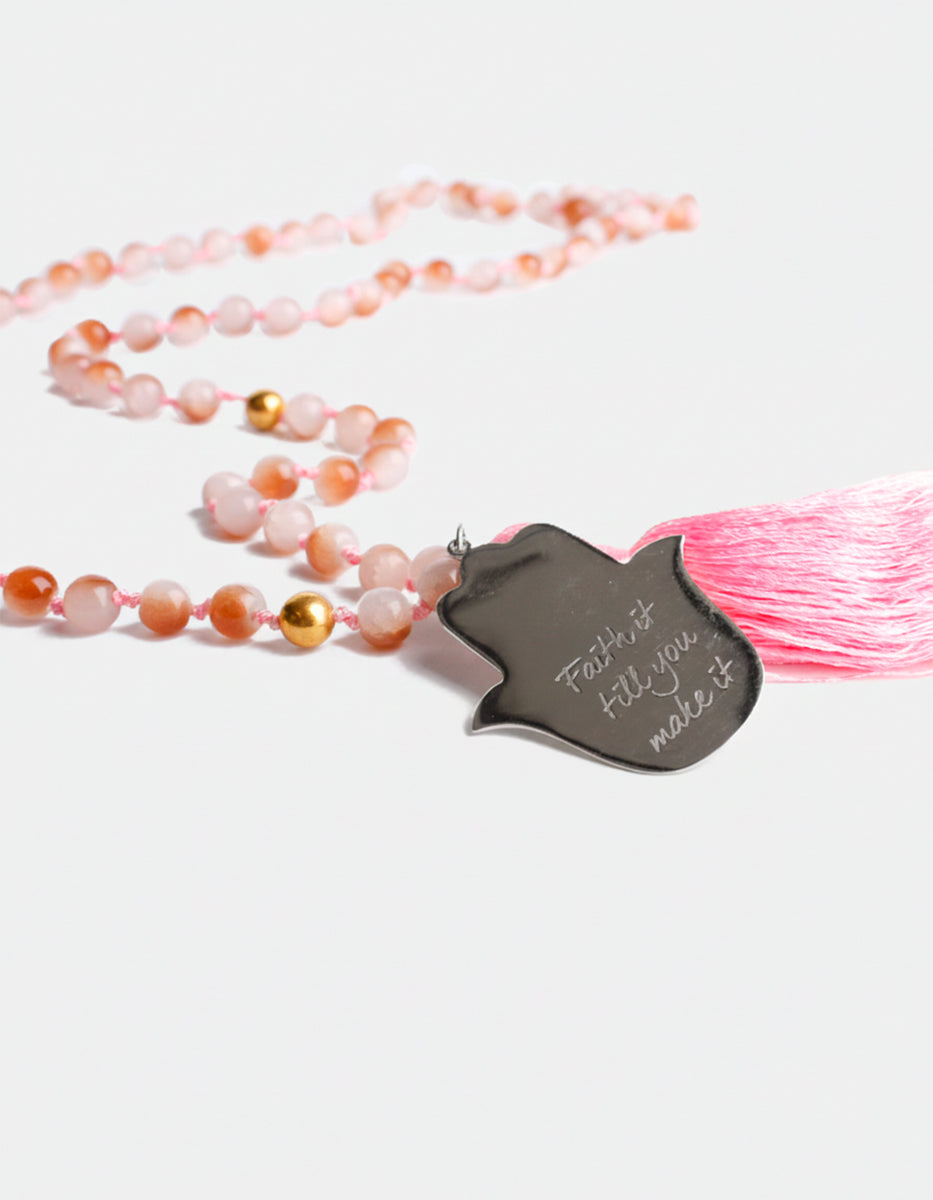 Collar de bronce con baño de platino con pompon y cuentas color rosa