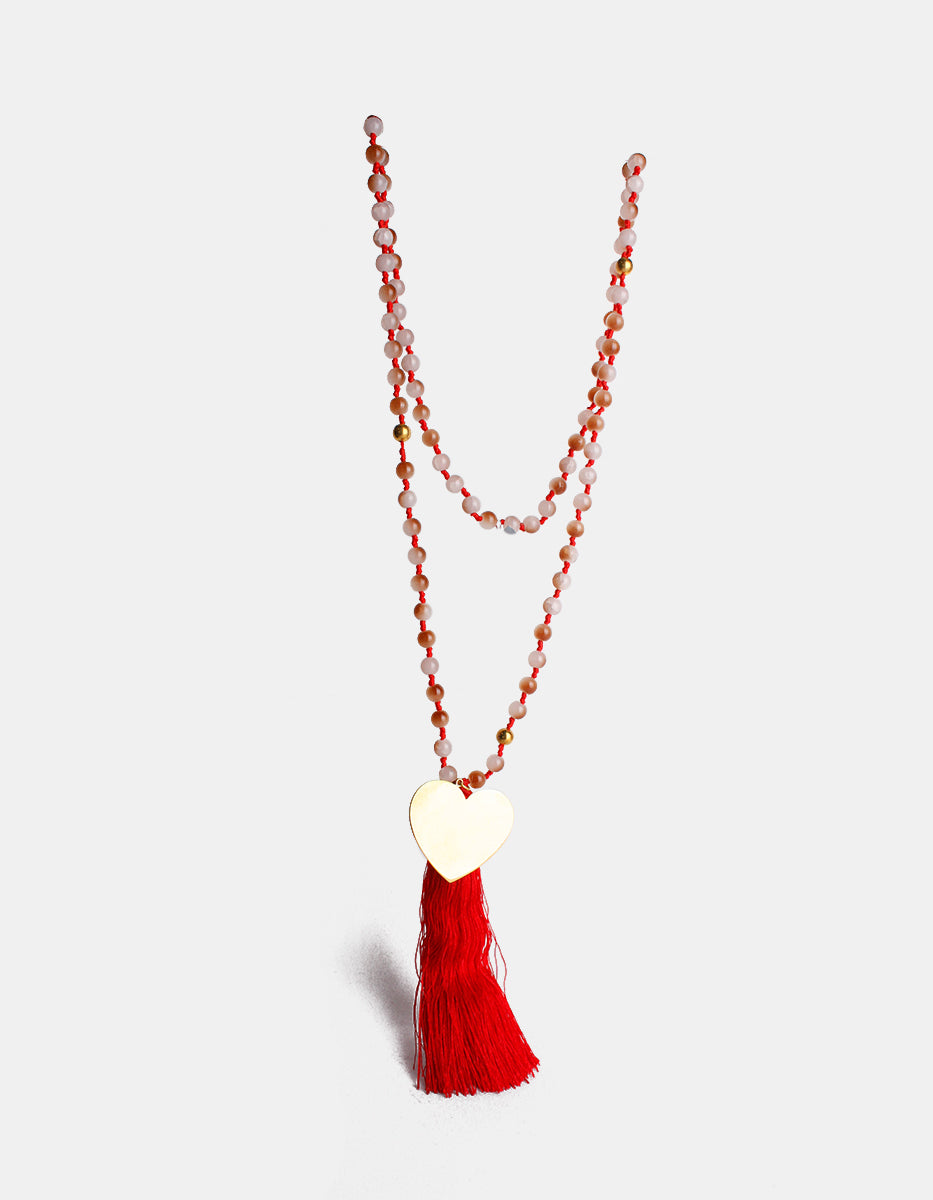 Collar de bronce con baño de platino con cuentas y pompon color rojo