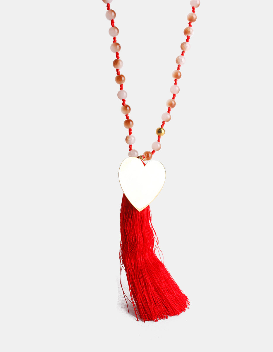 Collar de bronce con baño de platino con cuentas y pompon color rojo