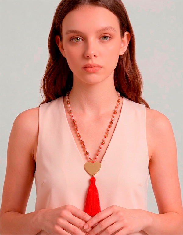 Collar de bronce con baño de platino con cuentas y pompon color rojo
