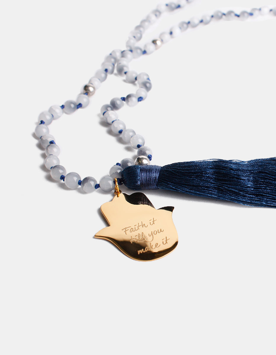 Collar de bronce con baño de platino con cuentas y pompon color azul
