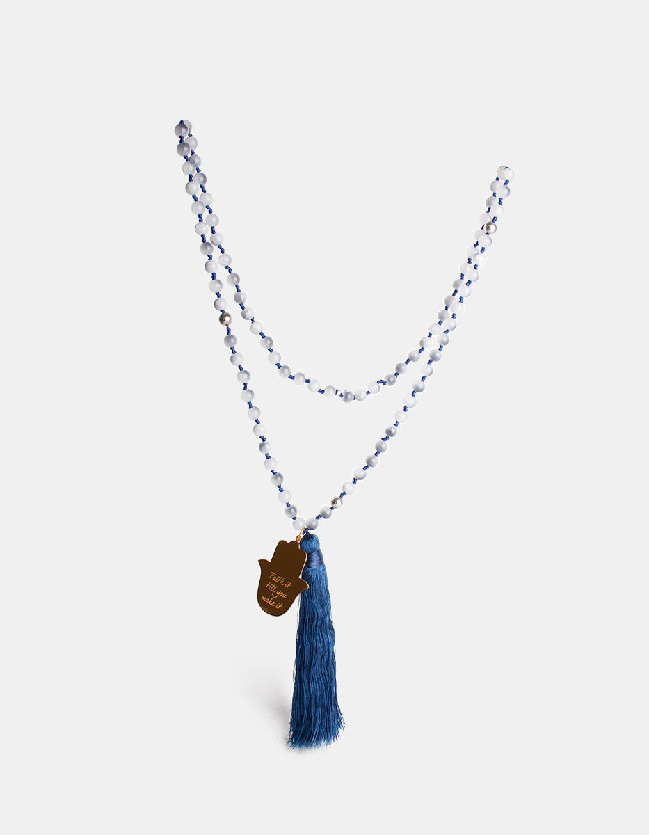 Collar de bronce con baño de platino con cuentas y pompon color azul