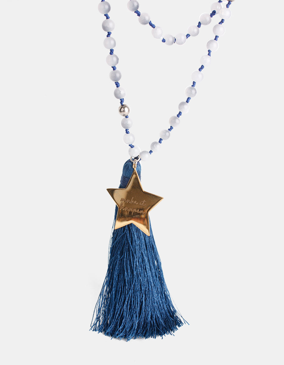 Collar de cuentas azul con dije estrella en bronce baño oro 22k y pompon