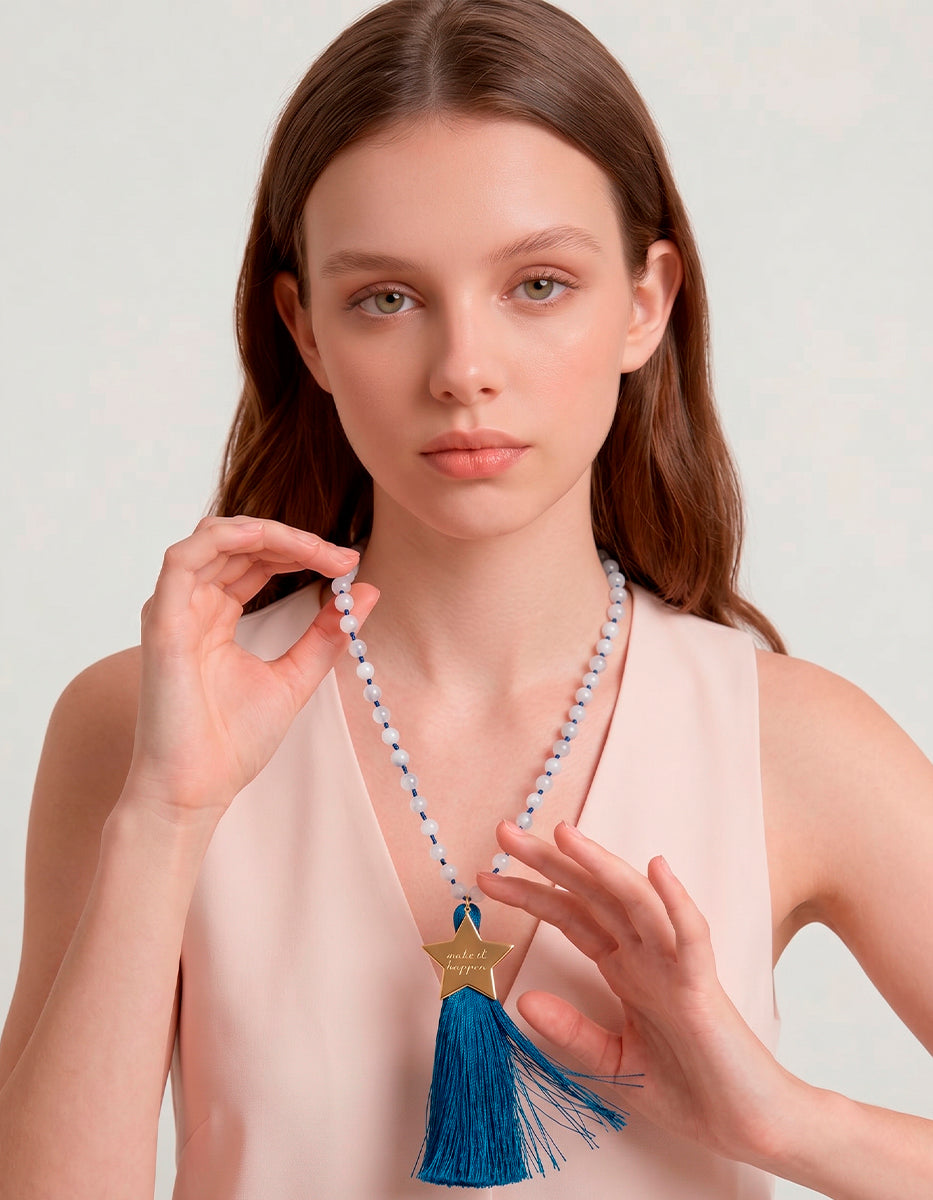 Collar de cuentas azul con dije estrella en bronce baño oro 22k y pompon