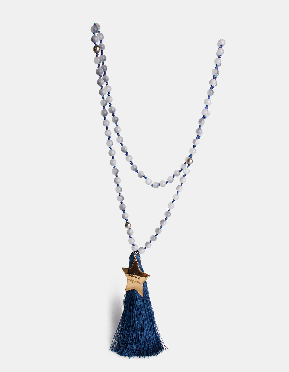 Collar de cuentas azul con dije estrella en bronce baño oro 22k y pompon