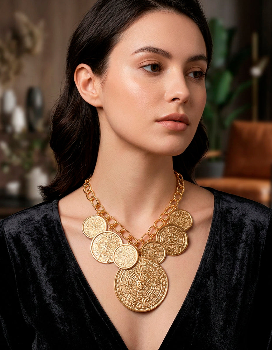 Collar de bronce con baño de oro 22k y siete dijes con grabado azteca