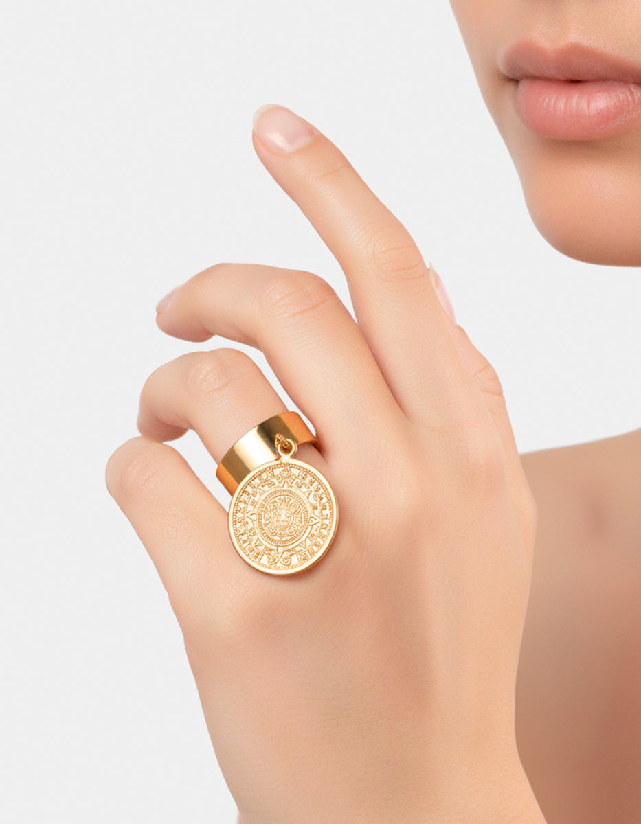 Anillo ajustable de bronce con baño de oro 22k y dije con grabado azteca