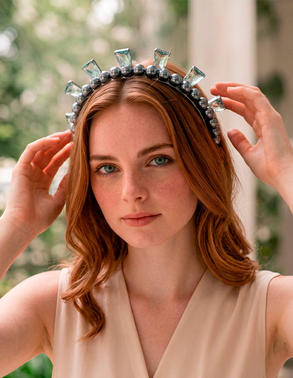 Diadema de Bronce con Baño de Platino y Detalles de Piedras