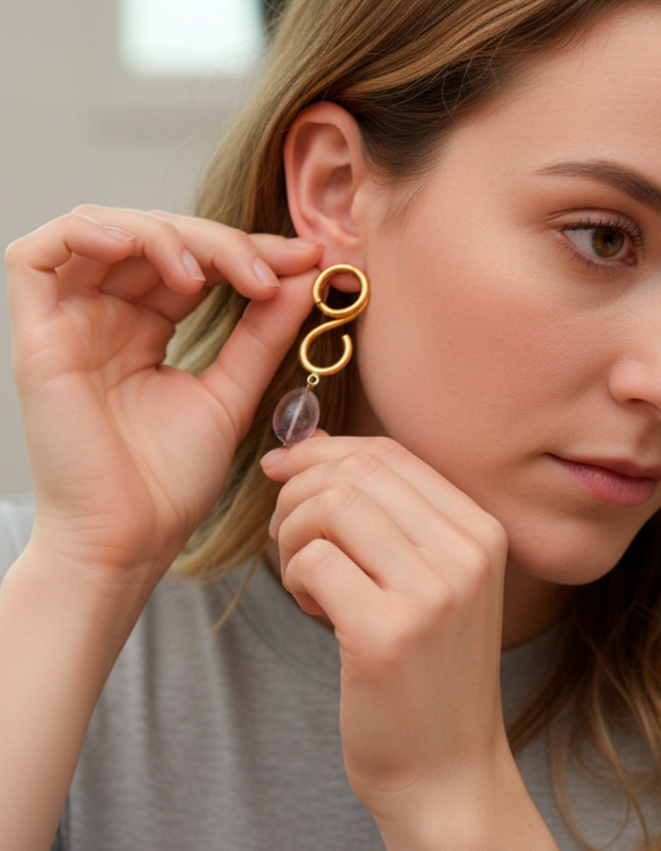 Aretes de bronce en baño de oro 22 kt con infinito estilizado y amatista oval