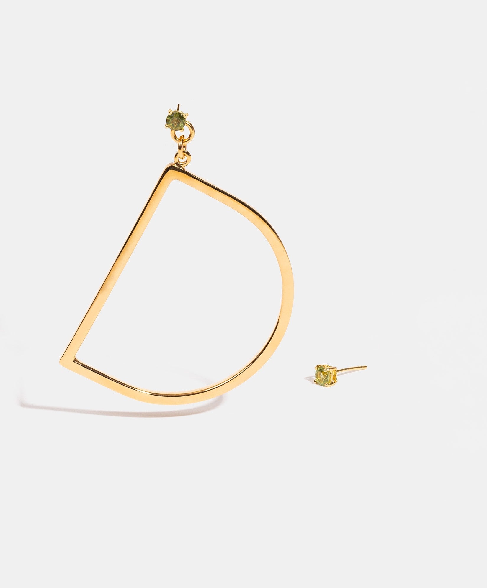 Aretes asimétricos con inicial D Lady