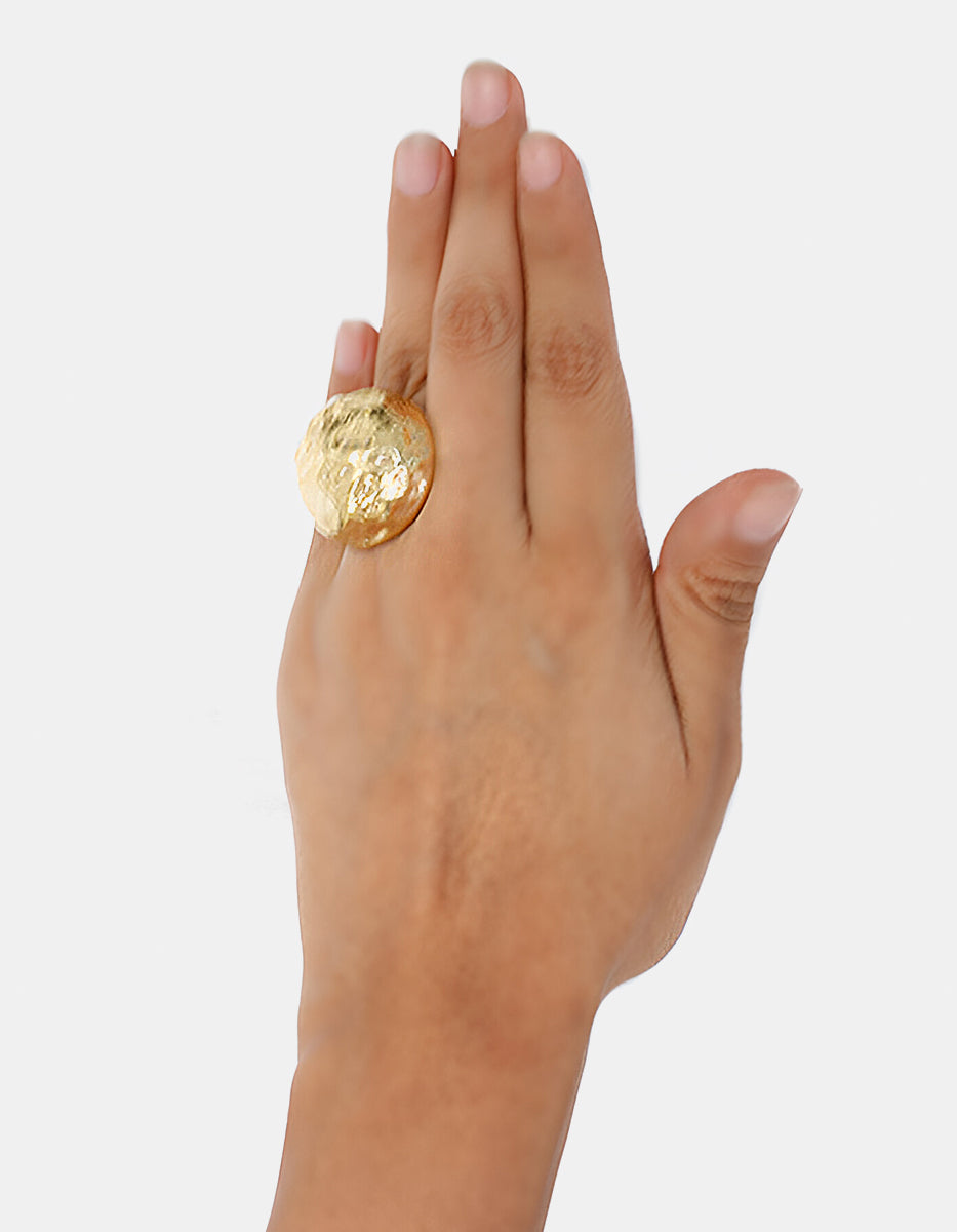 Anillo bronce baño oro 22 kt martillado grande Reflections