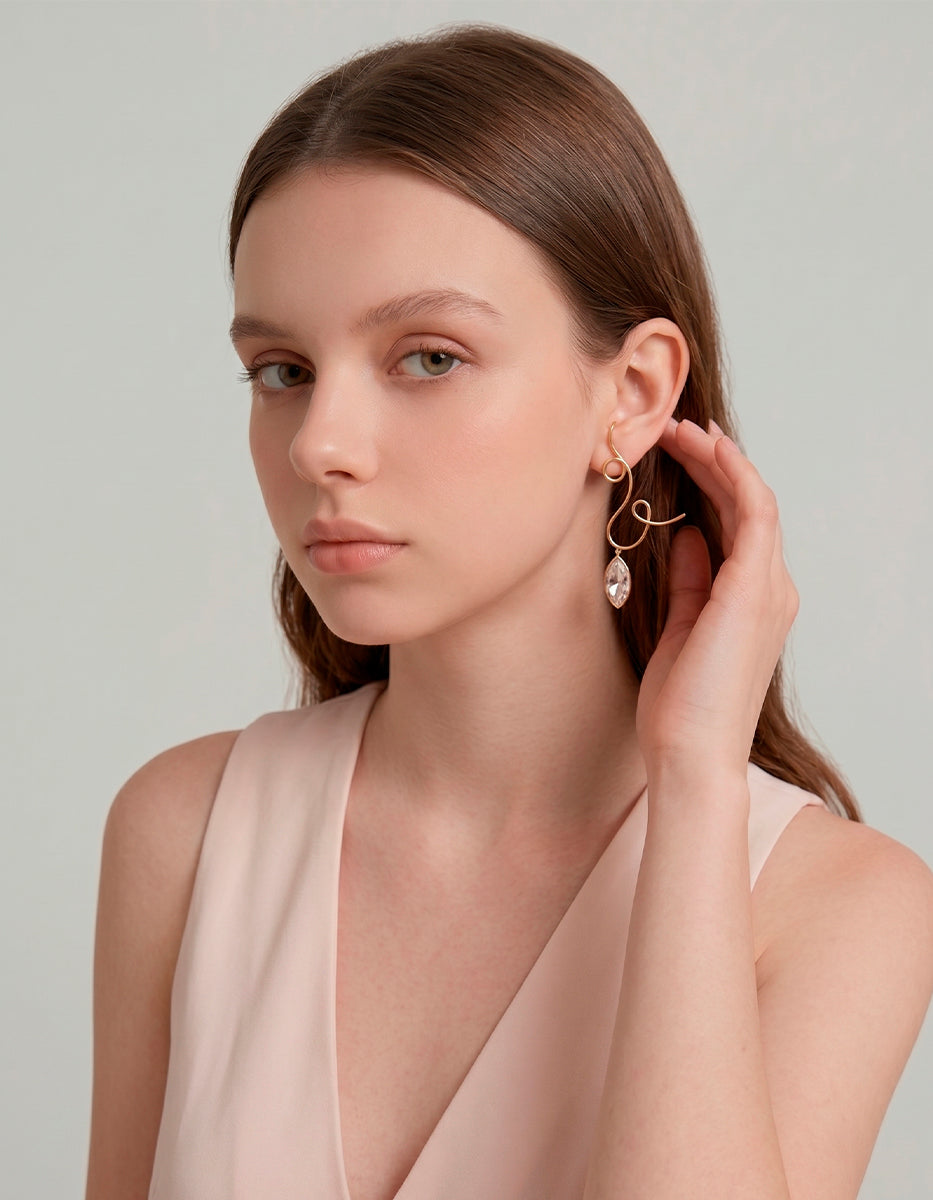 Aretes de bronce con baño de oro 22 kt de silueta orgánica y cristal facetado
