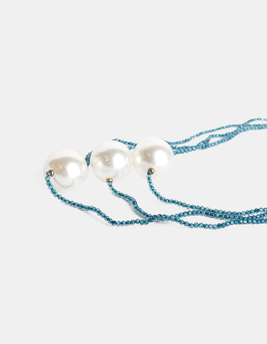 Collar multihilos de bronce en baño de oro 22 kt con espinolita azul y  tres perlas grandes