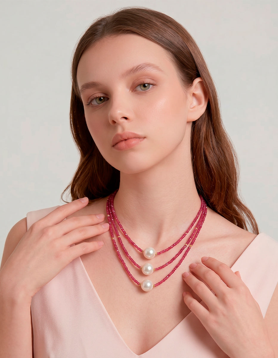 Collar multihilos de bronce en baño de oro 22 kt con espinolita rosa y tres perlas grandes