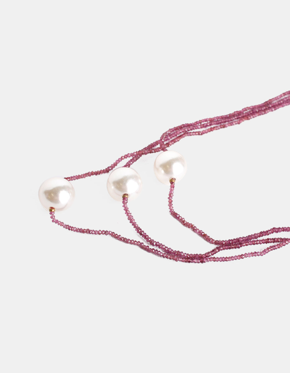 Collar multihilos de bronce en baño de oro 22 kt con espinolita rosa y tres perlas grandes