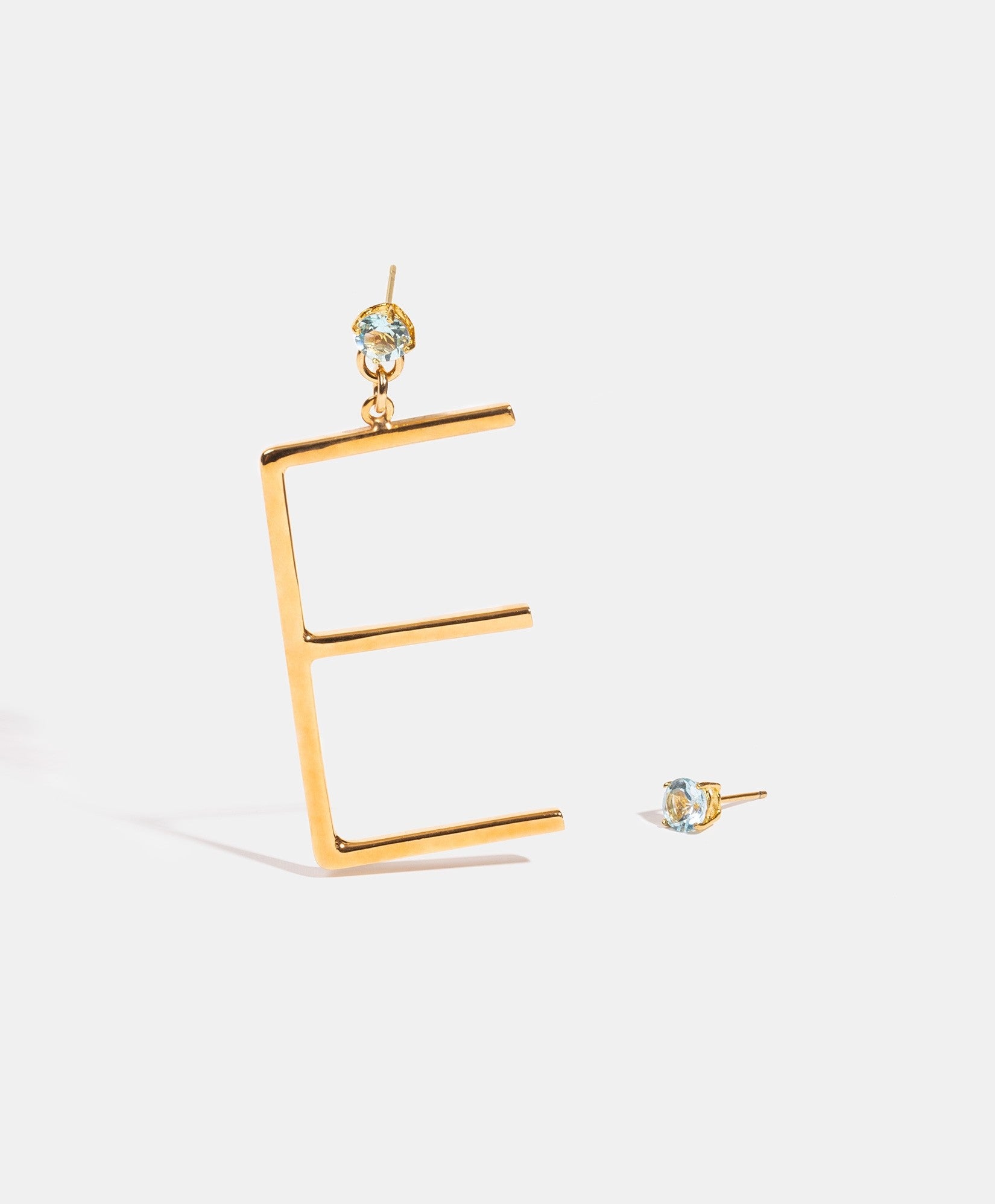 Aretes asimétricos con inicial E Lady