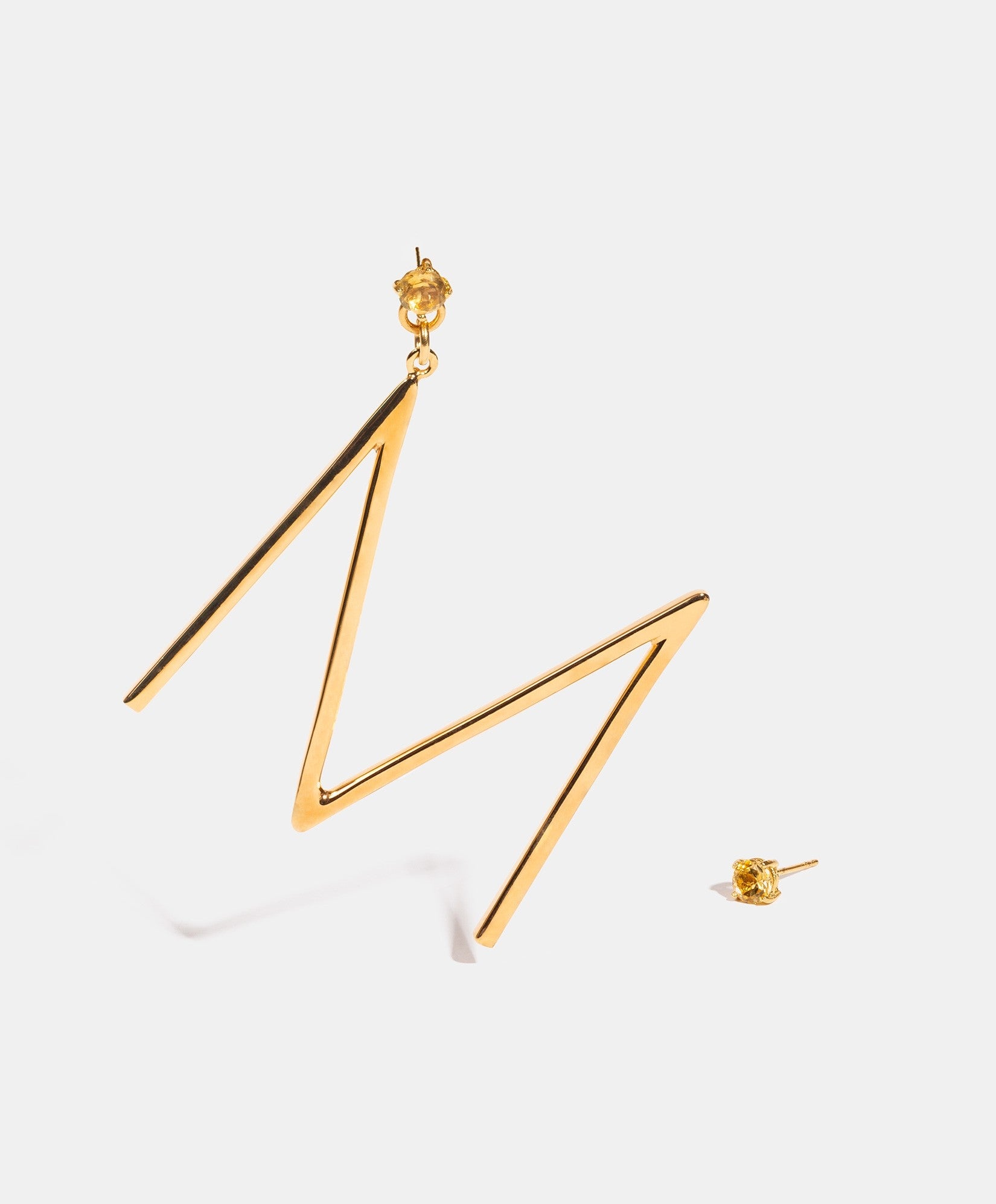 Aretes asimétricos con inicial M Lady