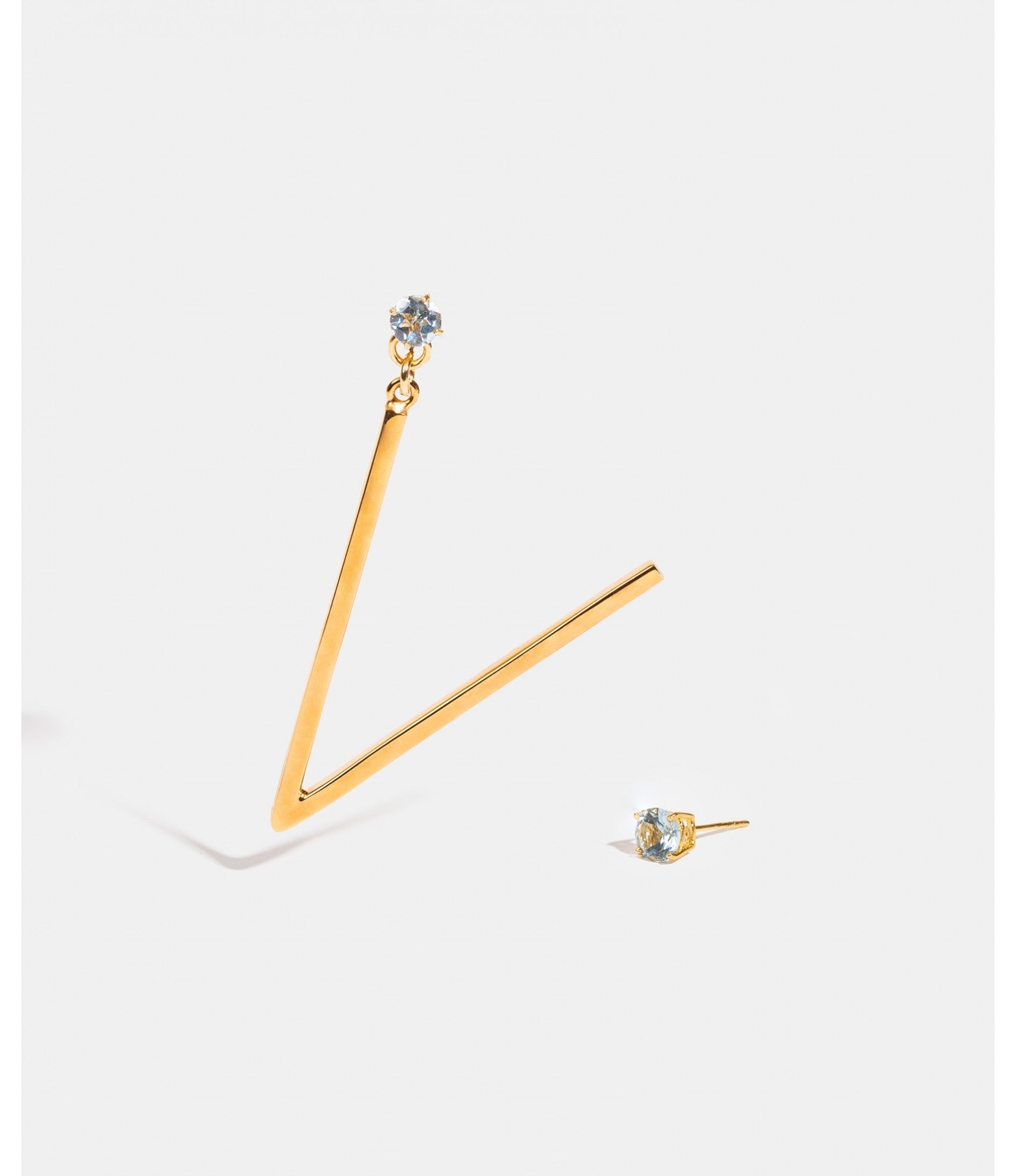 Aretes asimétricos con inicial V Lady