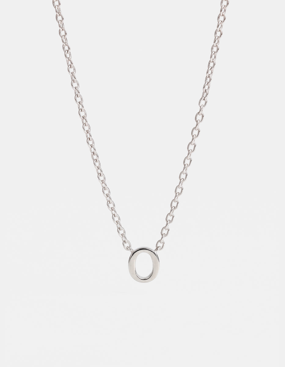 Collar de bronce en baño de platino con letra “O”
