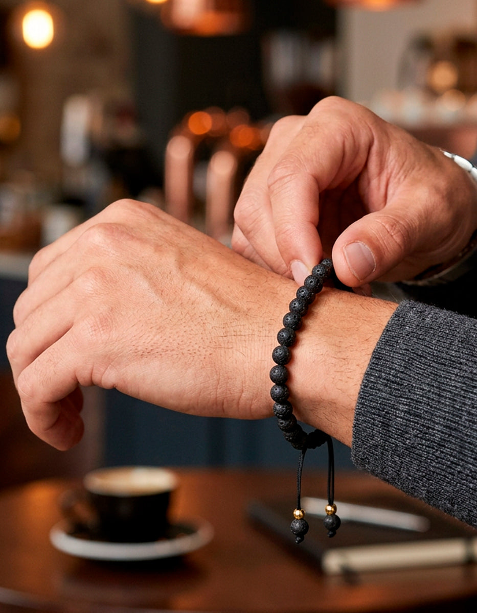 Pulsera de bronce en baño de oro 22 kt con piedra volcánica Nordic