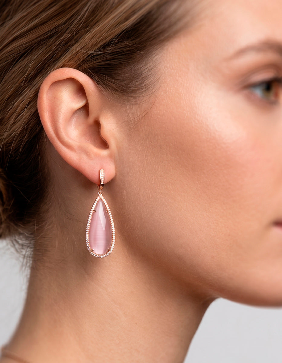 Aretes en bronce con baño vermeil 22 kt con piedras ojo de gato tono palo de rosa y espinolitas tono blanco Marquesa