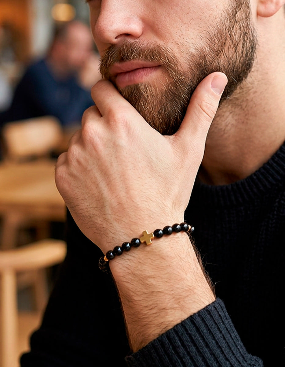 Pulsera ónix con cruces doradas Nordic