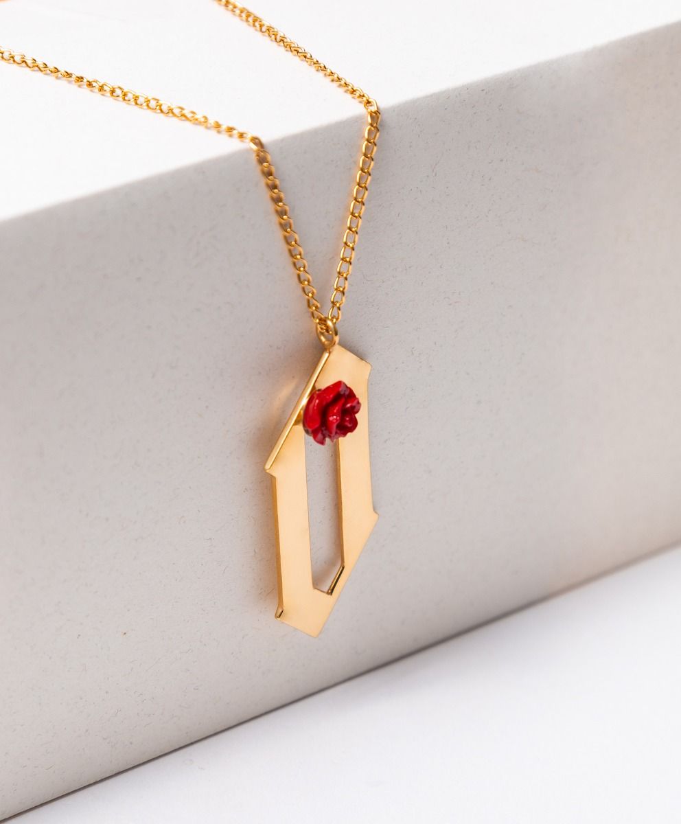 Collar en Bronce con Baño de Oro 22 kt Letra "O" y Rosa de Baquelita Roja Rock & Glam