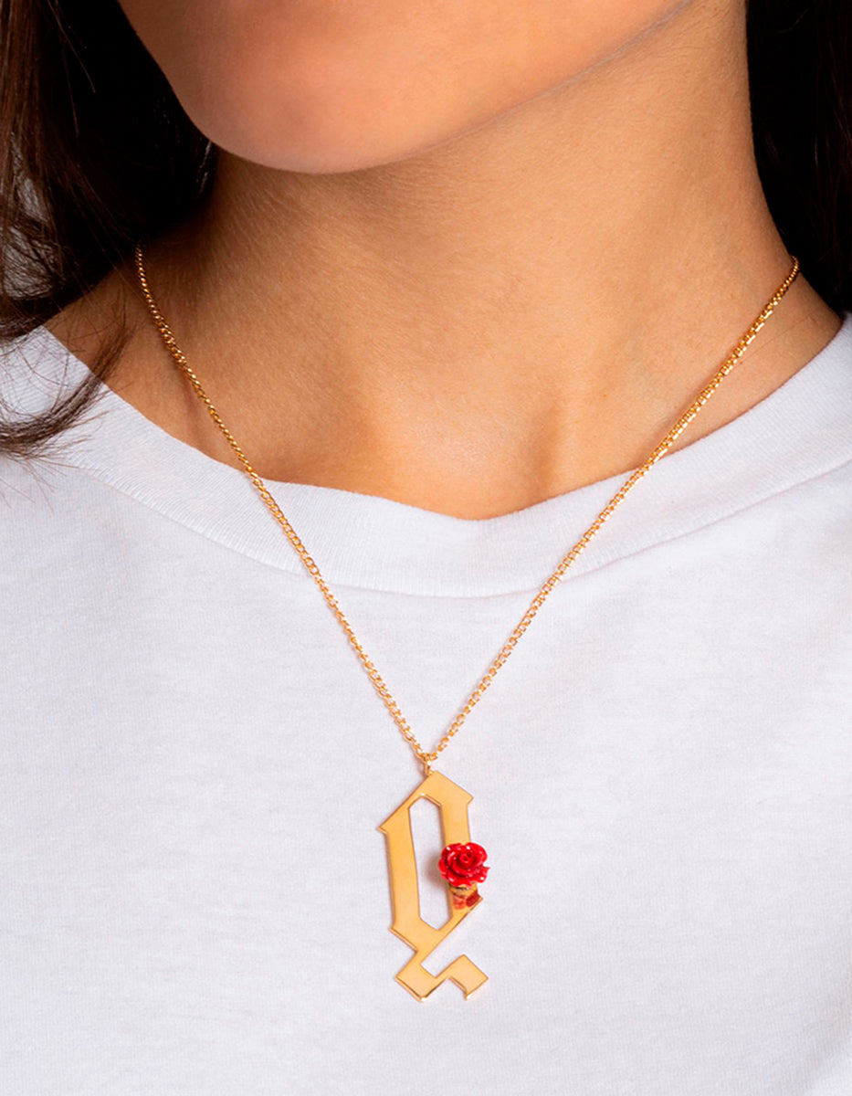 Collar en Bronce con Baño de Oro 22 kt Letra "Q" y Rosa de Baquelita Roja Rock & Glam