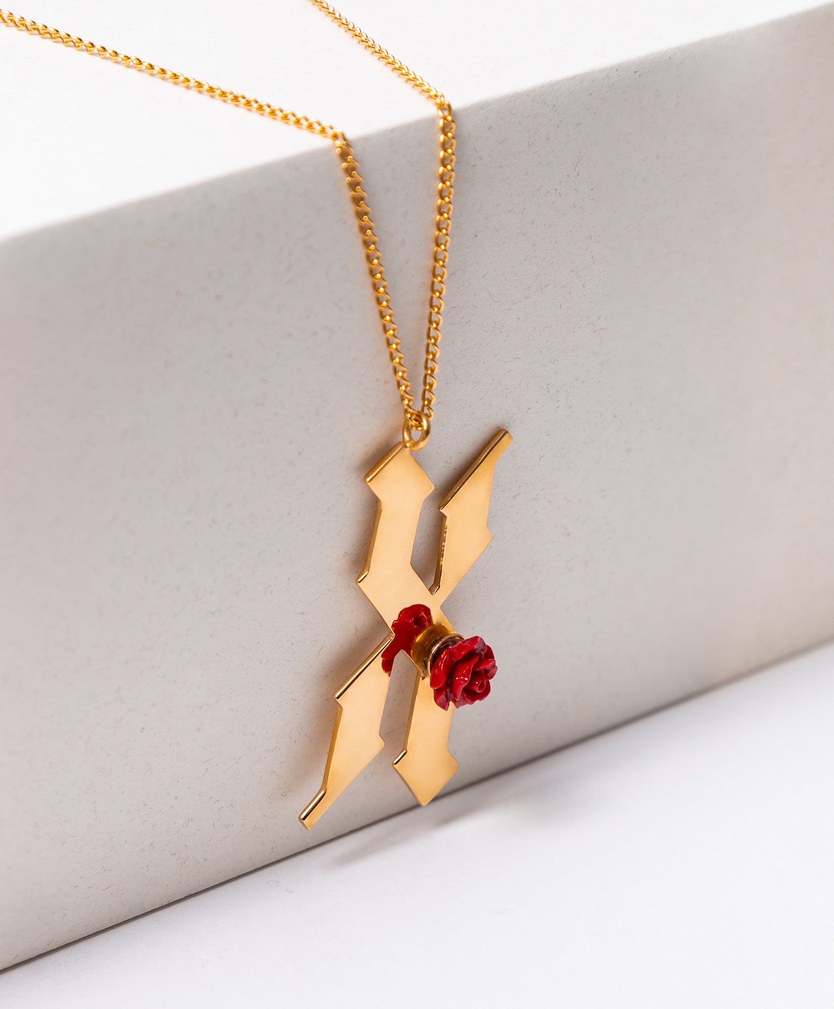 Collar en Bronce con Baño de Oro 22 kt Letra "X" y Rosa de Baquelita Roja Rock & Glam