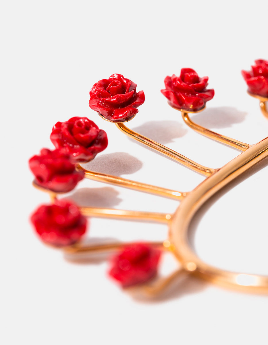 Arete Único de Bronce con Baño de Oro 22kt y Rosas Talladas de Baquelita Roja By Daniel