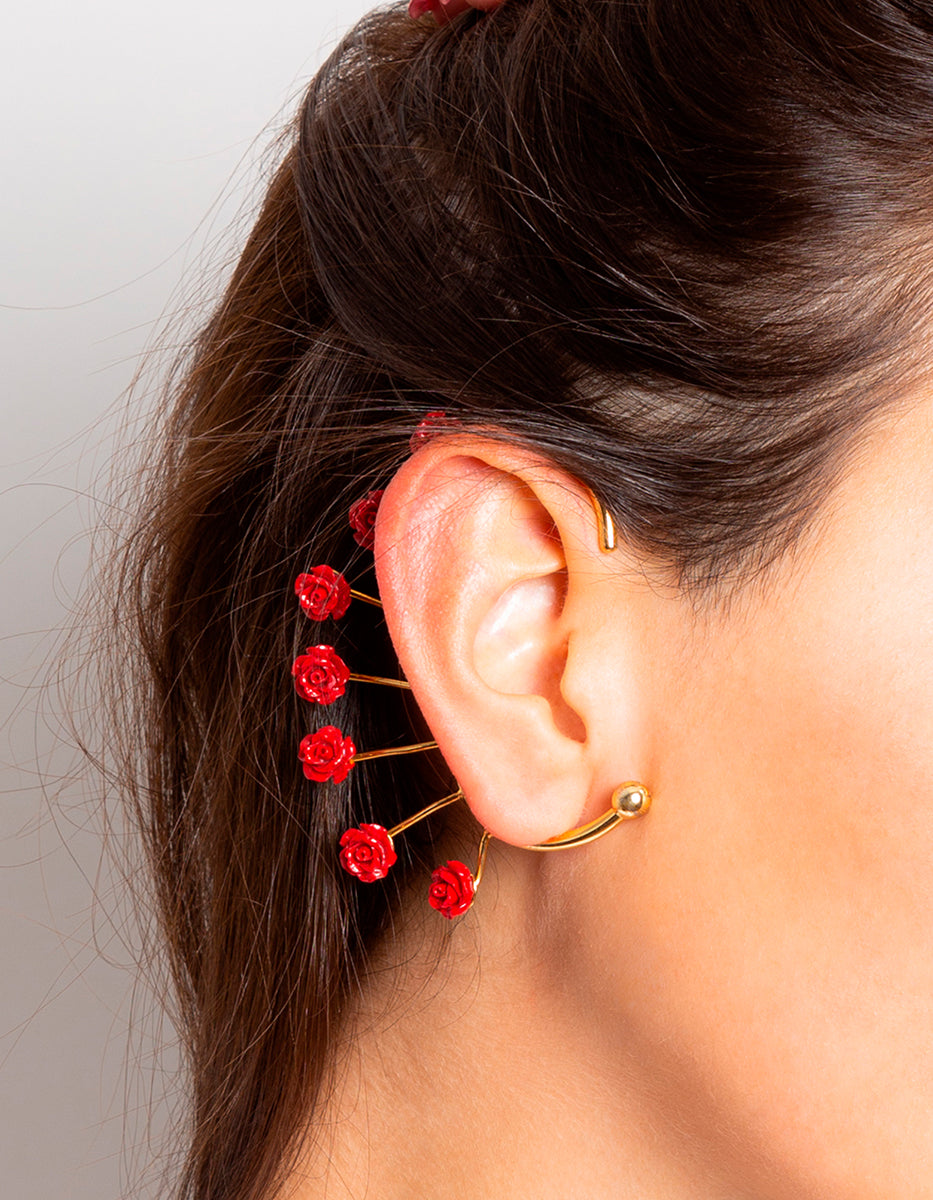 Arete Único de Bronce con Baño de Oro 22kt y Rosas Talladas de Baquelita Roja By Daniel