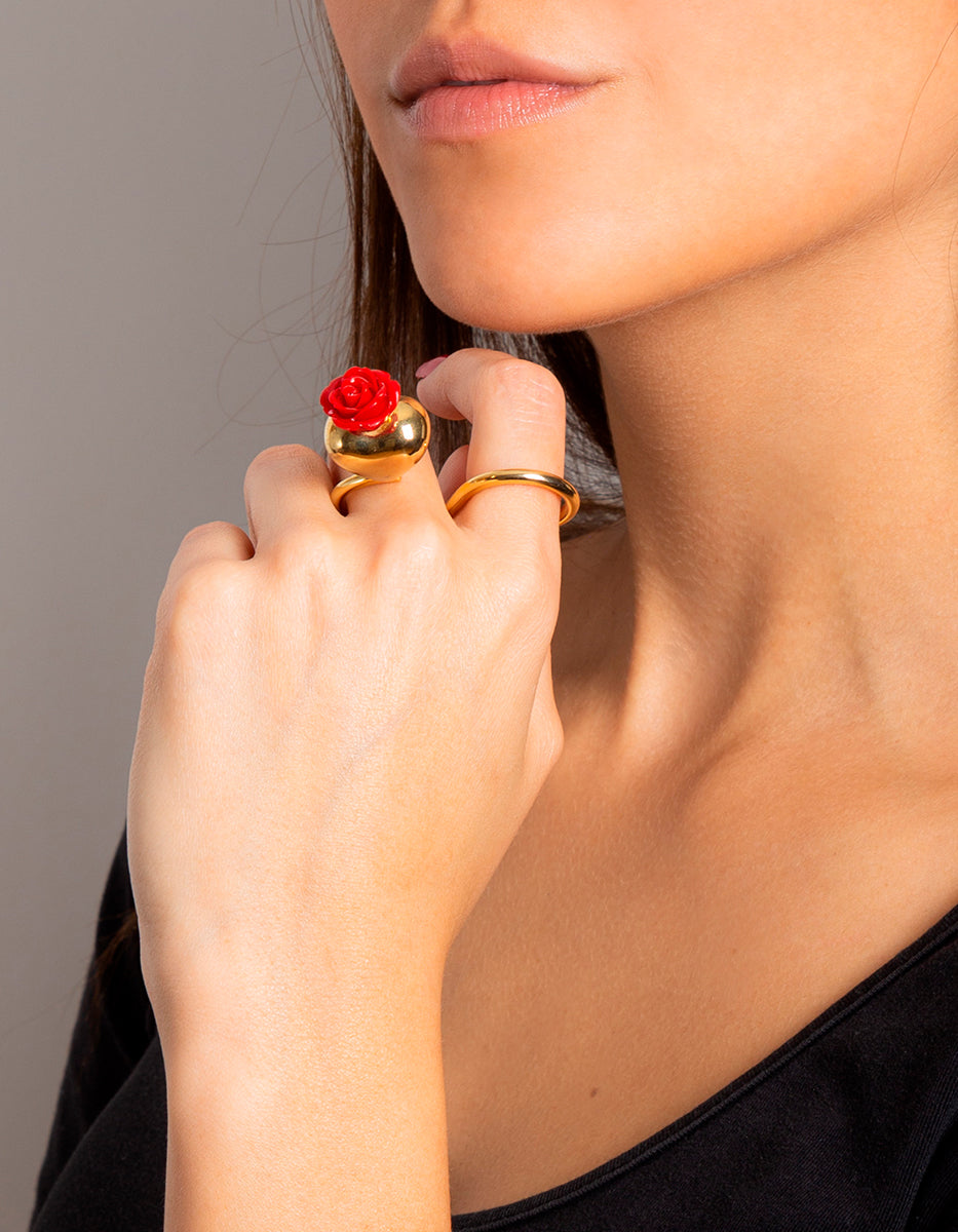 Anillo Doble de Bronce con Baño de Oro 22kt, Corazón y Rosa Tallada de Baquelita Roja By Daniel