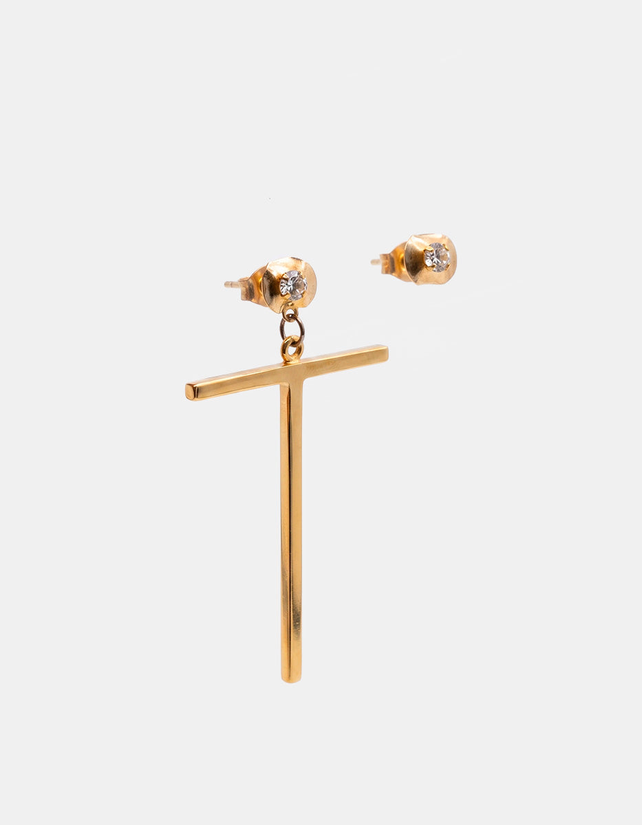 Aretes de bronce en baño de oro 22k con letra “T” y espinolitas® blancas