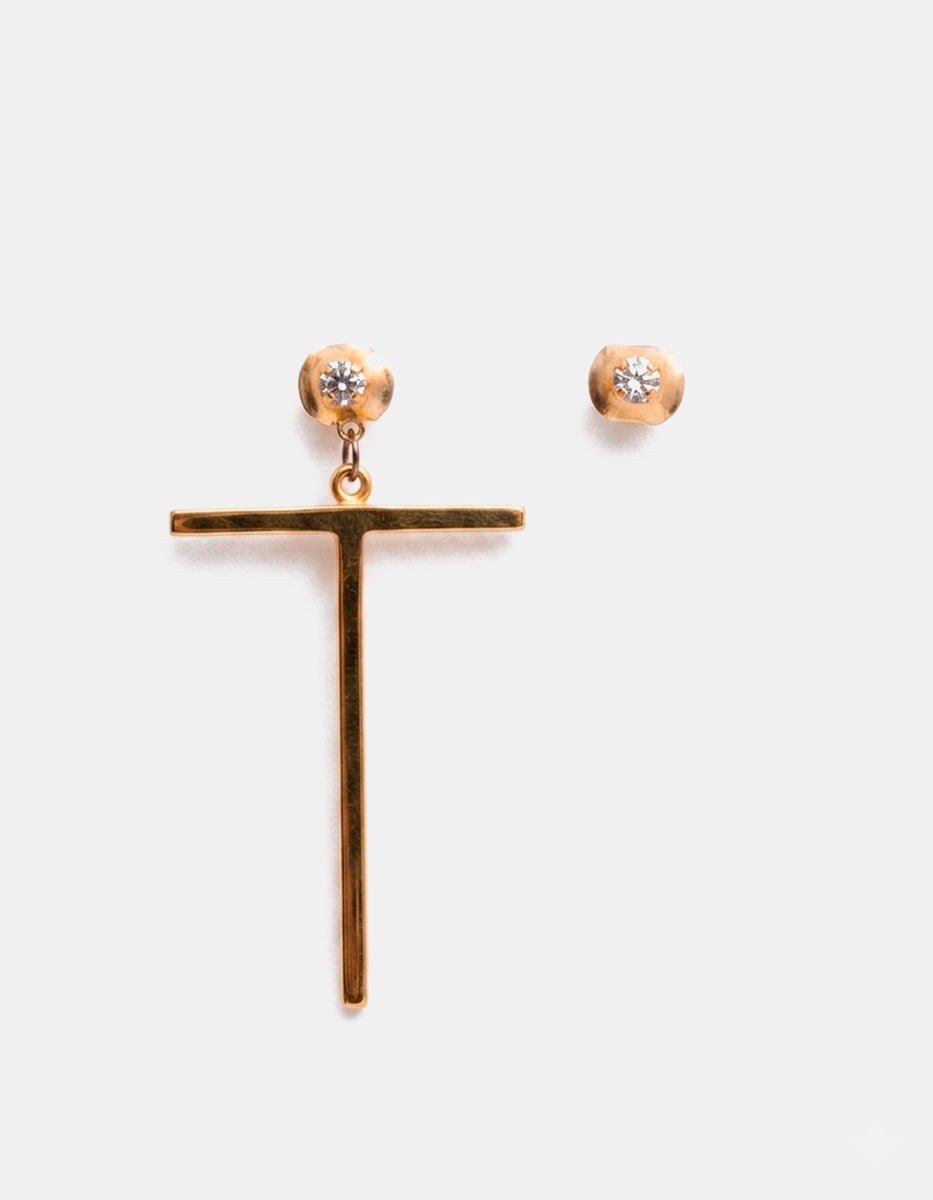 Aretes de bronce en baño de oro 22k con letra “T” y espinolitas® blancas
