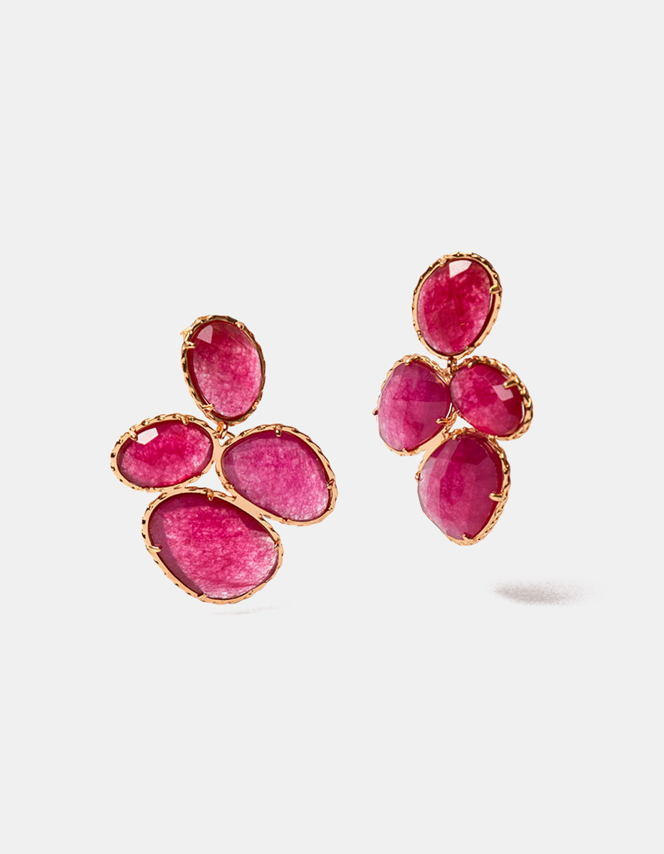 Aretes de bronce con baño de oro 22k y piedra espinolita tono fucsia Marquesa