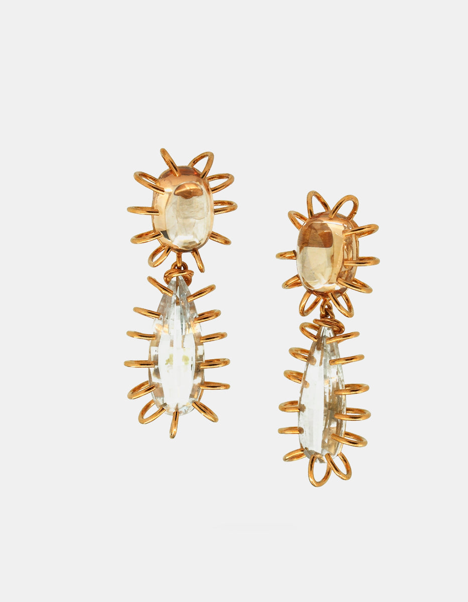 Aretes con baño de oro 22k, espinolita y topacio blanco