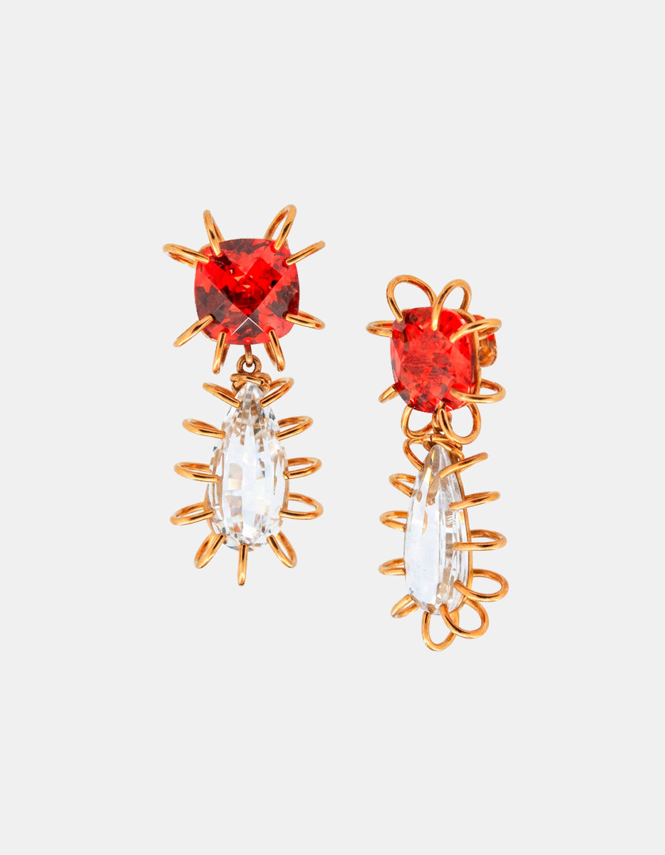 Aretes con baño de oro 22k, espinolita roja y topacio blanco
