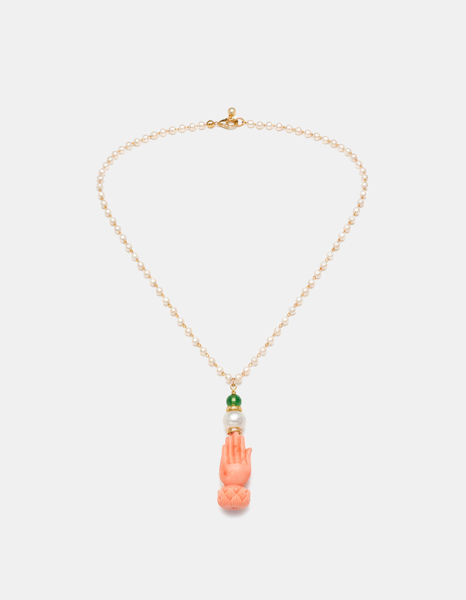 Collar Engarzado en Bronce con Baño de Oro 22 kt, Perla Mabe, Jade y Baquelita Coral en Forma de Manos L.I.F.E
