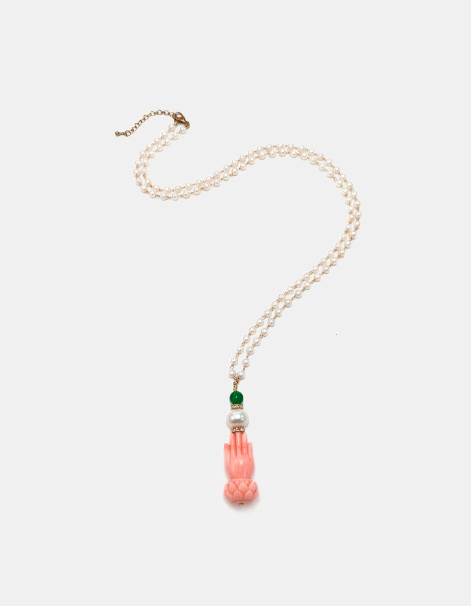 Collar Engarzado en Bronce con Baño de Oro 22 kt, Perla Mabe, Jade y Baquelita Coral en Forma de Manos L.I.F.E